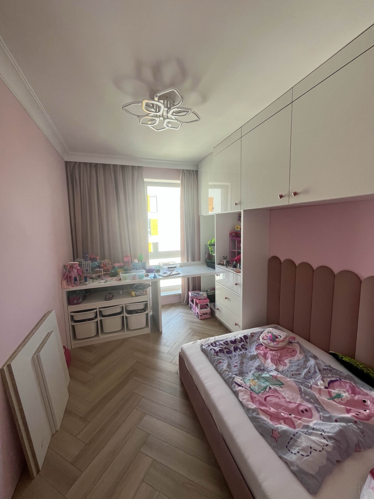 Meble do pokoju dziecięcego na wymiar — zabudowa nad łóżkiem